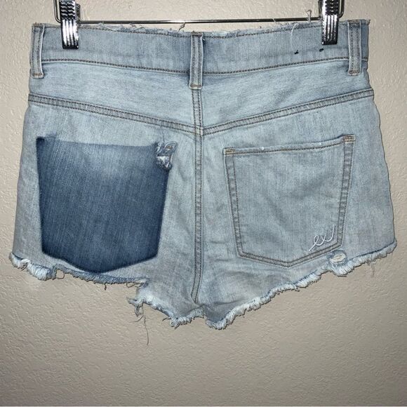 Express High Waisted Destroyed Denim Cutoff Shorts size 4 - Picture 5 of 7